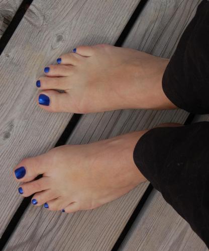 Blue toes and jogging pants.jpg