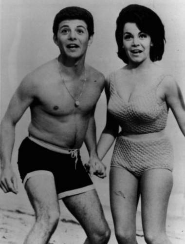 456px-Beach_Party_Annette_Funicello_Frankie_Avalon_Mid-1960s.jpg
